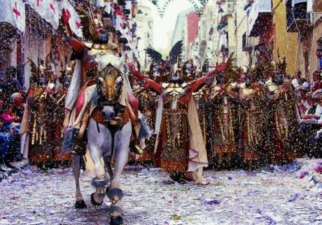 Moros y Cristianos in Alcoy, das Spektakel beginnt