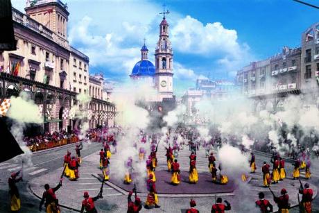 El color, los desfiles y la representación histórica conquistan Alcoy en primavera