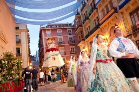 Arriben les Fogueres de Sant Joan: foc, diversió i pura màgia